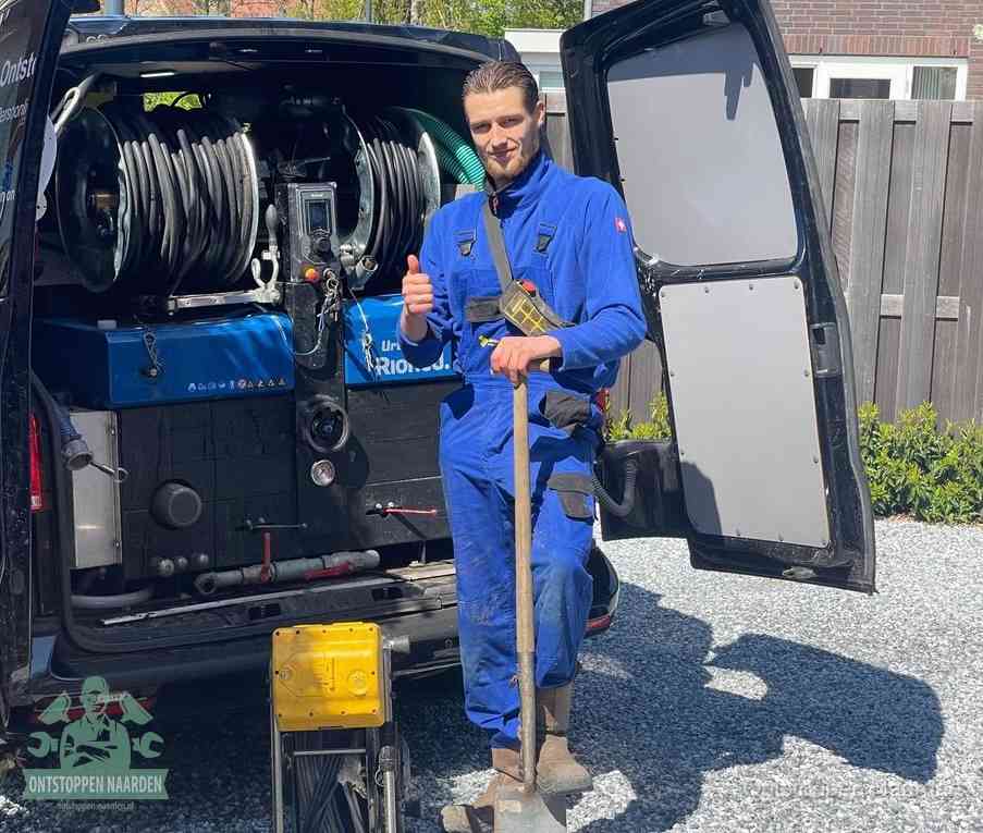 Een tevreden monteur met opgestoken duim na een geslaagde klus, slim ingrijpen bespaart kosten bij een verstopte wc in Naarden