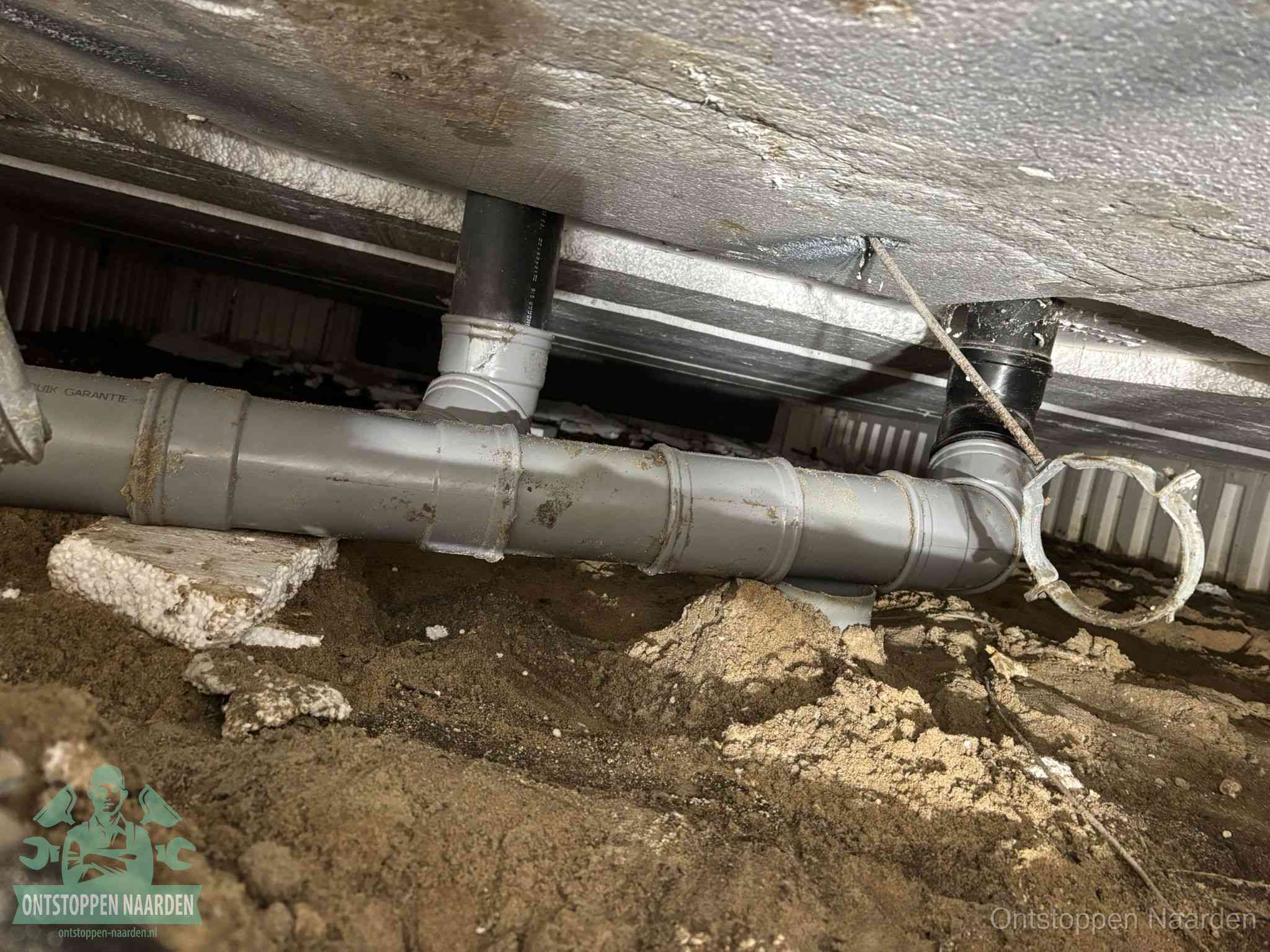 PVC-buizen in de kruipruimte van een gemengd of gescheiden rioolstelsel in Naarden