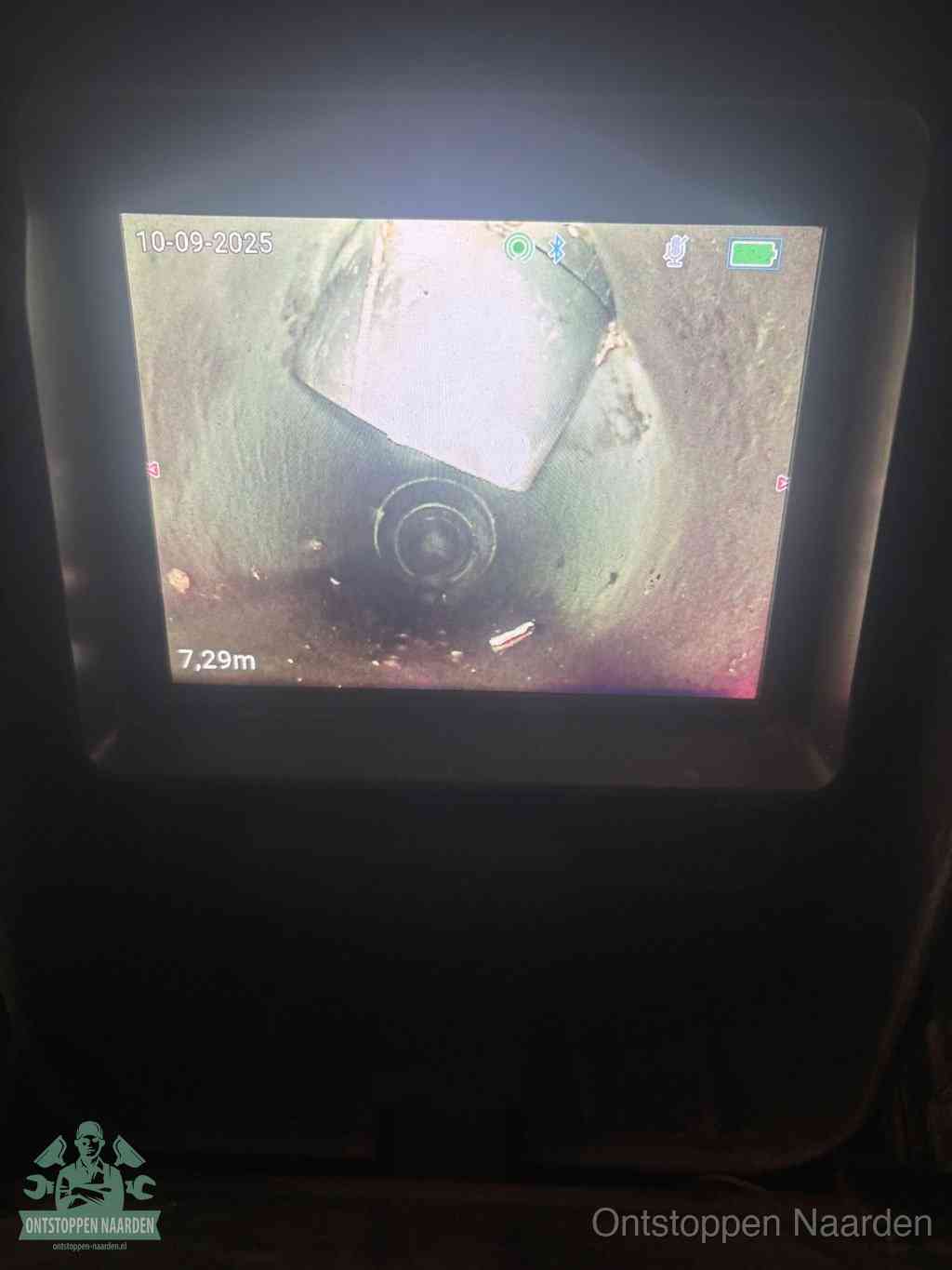 Camerabeeld van een verzakte rioolbuis diep onder de grond, een rioolverzakking in Naarden
