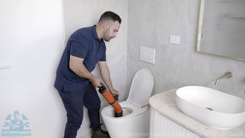 toilet ontstoppen naarden