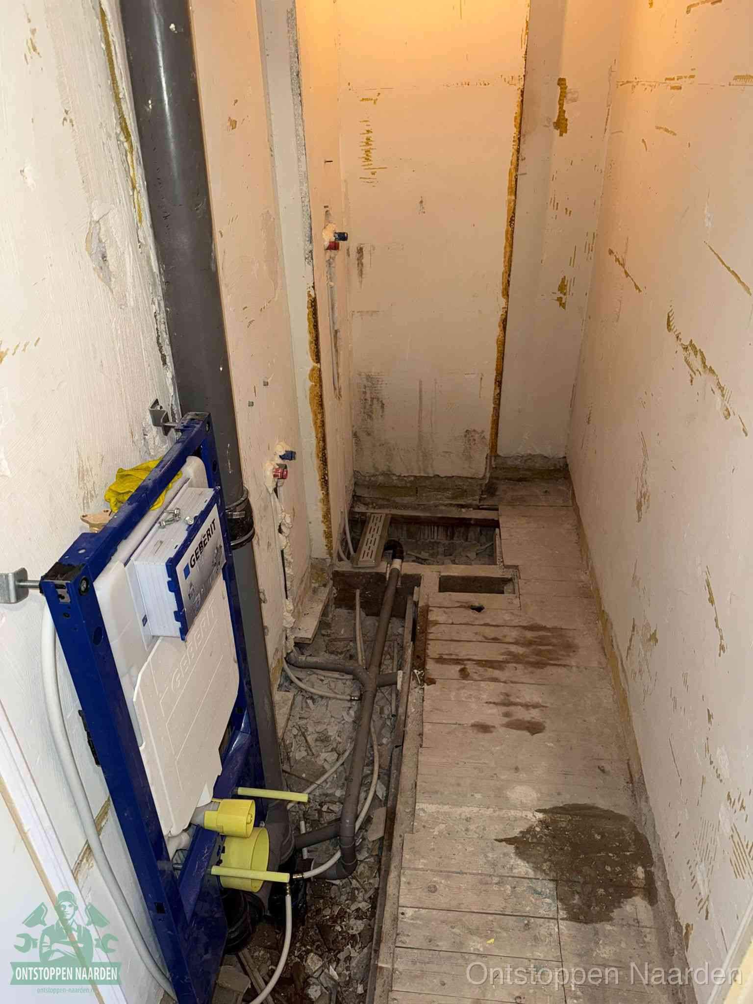 Een opgebroken toiletruimte tijdens renovatie met een Geberit inbouwreservoir en blootliggende oude afvoerleidingen, typisch voor oudere woningen in Naarden